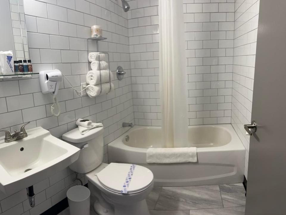 Acadian Hotel Stephenville Bagian luar foto